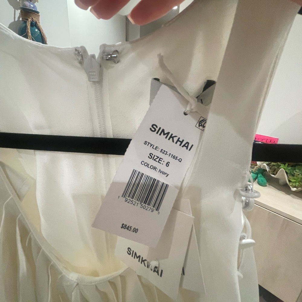 White gown - Picture 5 of 9